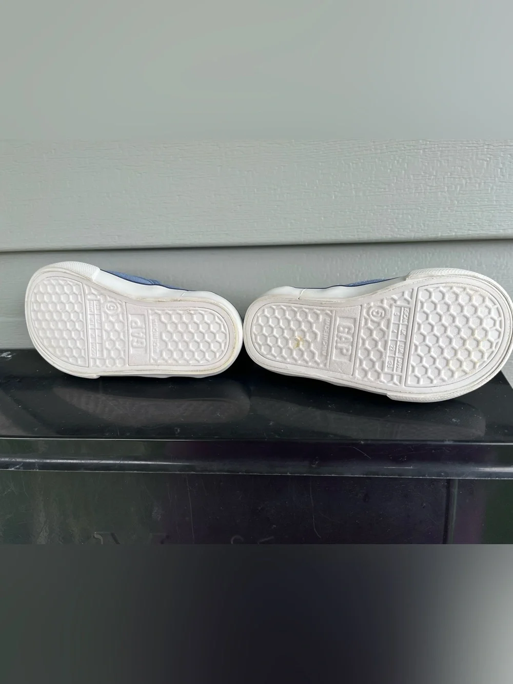 GAP Kids Light Blue Slip-On Sneakers with Red Crabs Toddler 18-24 mos/Size 5